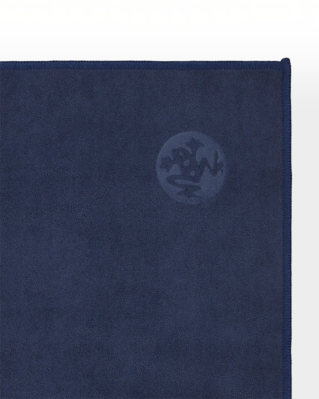 greenyogashop eQua 2.0 Handtuch in Midnight Blau aus weicher Mikrofaser mit geprägtem Logo für Yoga
