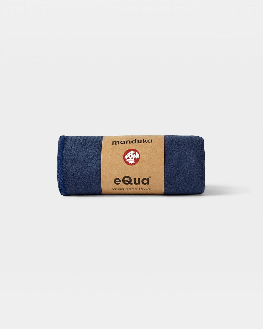 greenyogashop Manduka eQua 2.0 Yoga-Handtuch in Dunkelblau, zusammengerollt mit Papierbanderole