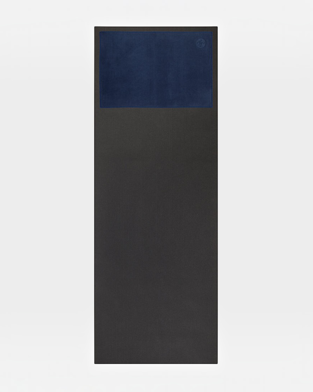 greenyogashop eQua 2.0 Handtuch in Midnight Blau auf einer schwarzen Yogamatte für besseren Grip und Hygiene