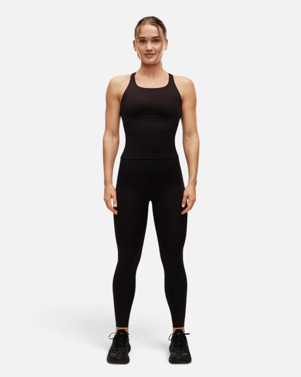 greenyogashop Brace Rib High Waist Leggings in Schwarz mit geripptem Bund, getragen von einer Sportlerin