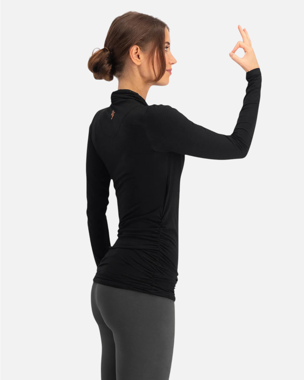 greenyogashop Good Karma Langarmshirt in Onyx Schwarz mit taillierter Passform und gerafften Seiten