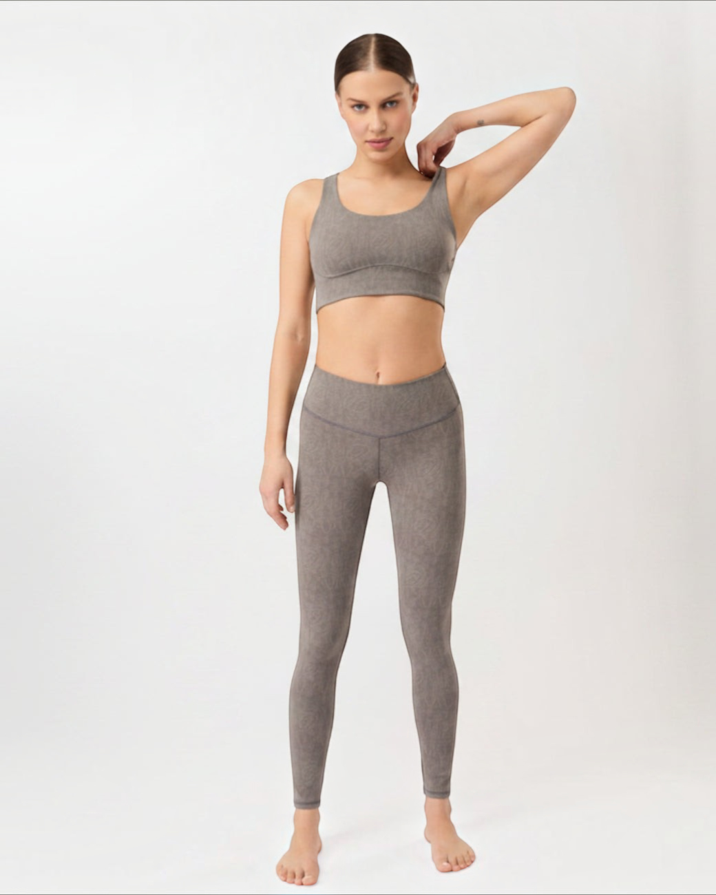 Model trägt graue greenyogashop Monoprint Leggings mit hohem Bund aus recyceltem Polyester für Yoga und Sport