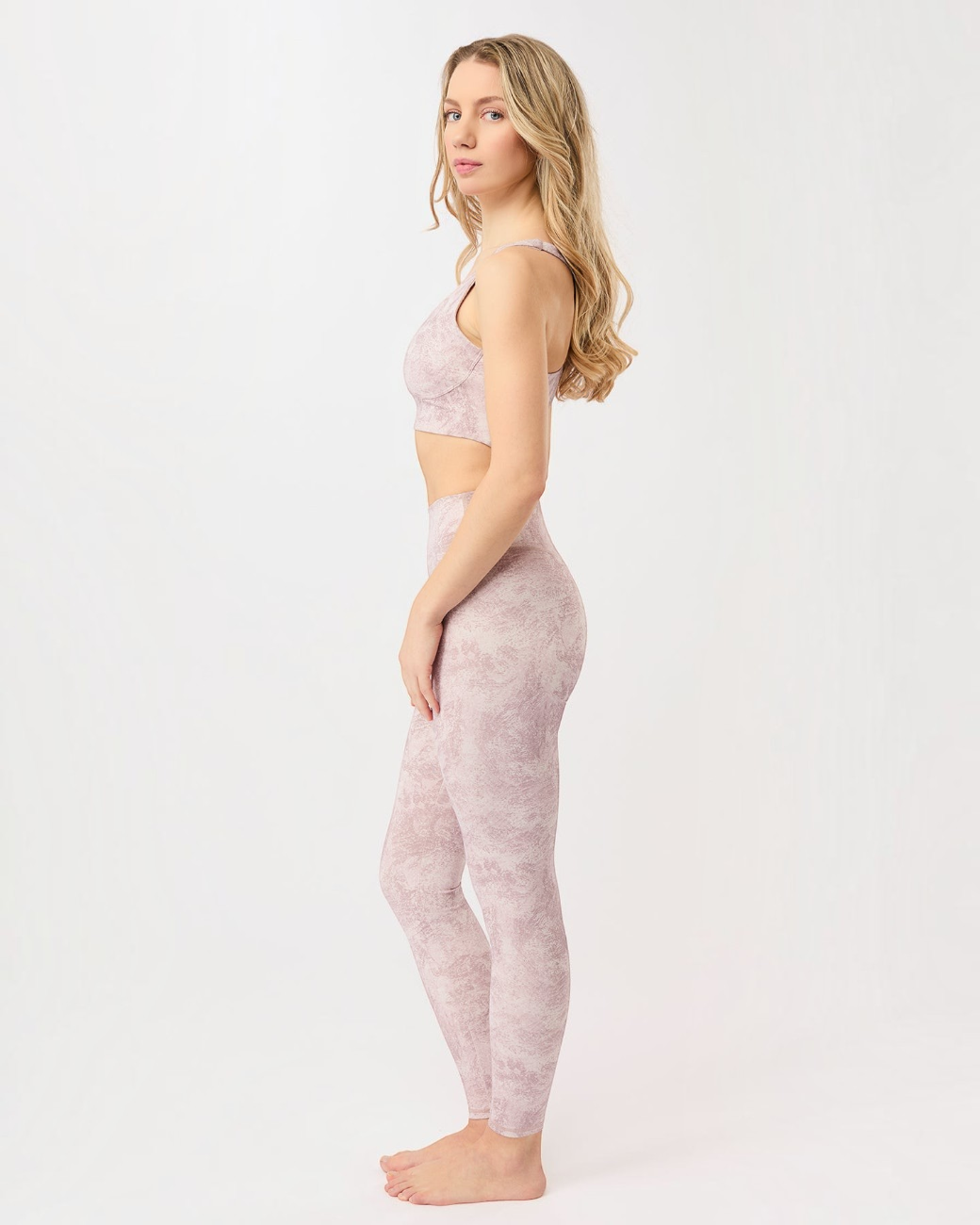 greenyogashop Leggings in hellem Erdtön mit Monoprint, hoch geschnitten aus recyceltem Material für Yoga und Sport