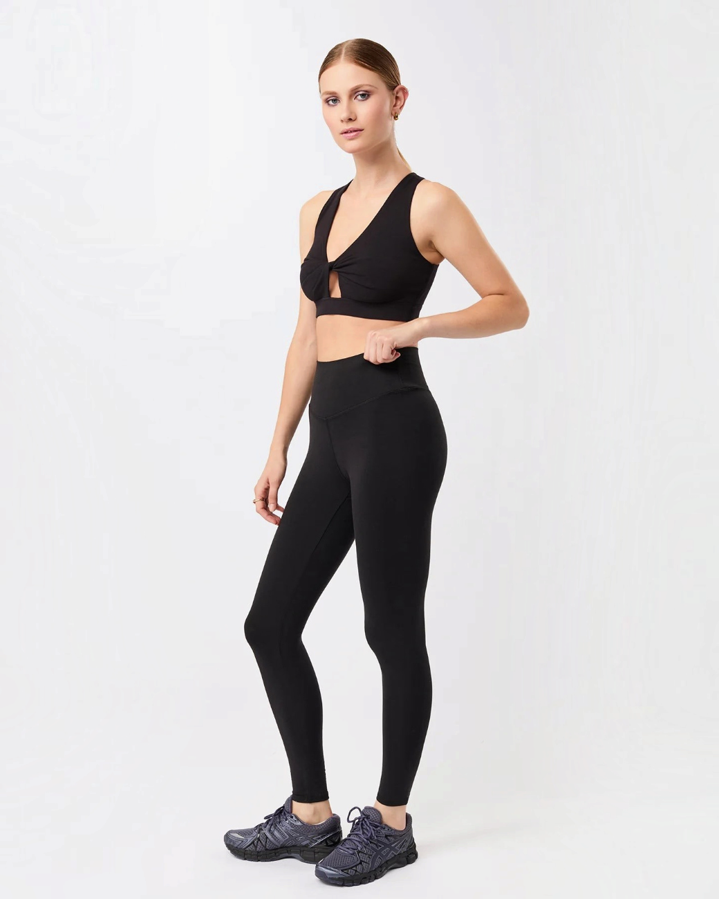 Model trägt schwarze greenyogashop Best Loved Leggings mit hoher Taille aus weichem TENCEL Lyocell Mix beim Yoga