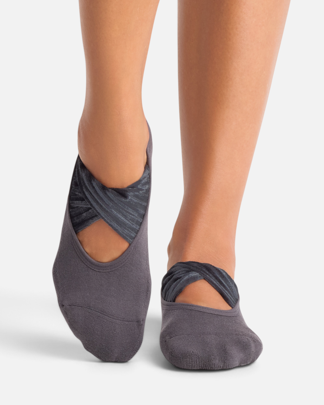 greenyogashop Yogasocken Grip Penny in Glacial Velvet mit überkreuzten Riemen aus Bio-Baumwollmischung