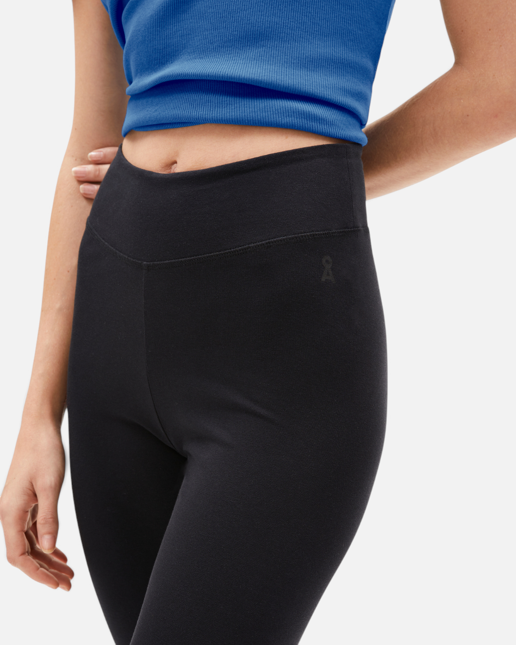 greenyogashop Hose REHMAA in Schwarz aus Bio-Baumwolle mit Slim-Fit-Passform und hohem Bund