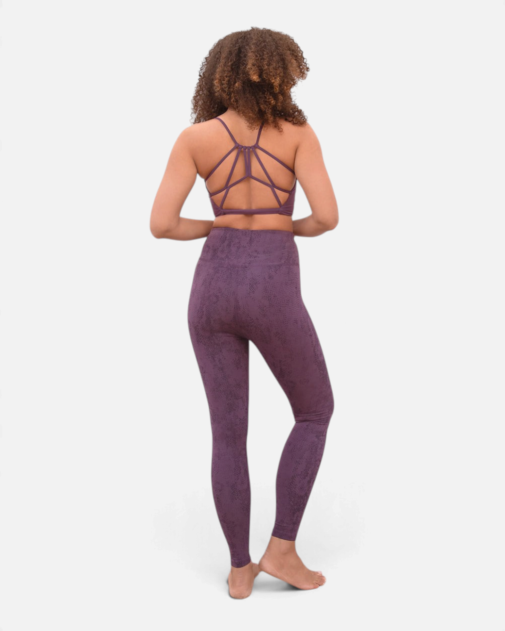 greenyogashop Bra Carolina in Pflaume aus Bio-Baumwolle mit gekreuztem Rückendetail und passender Leggings