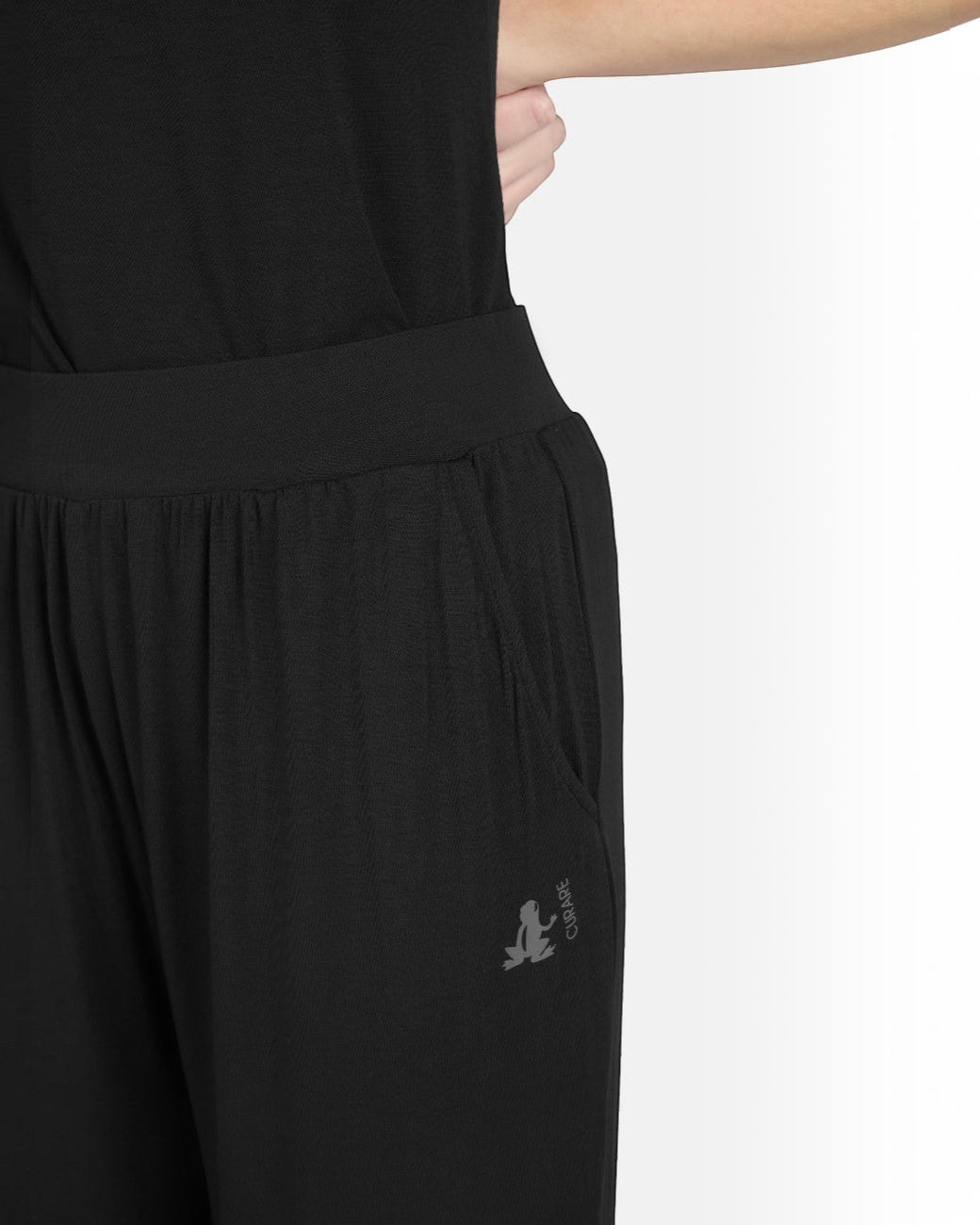 Schwarze greenyogashop Wide Pants aus Bambusviskose mit elastischem Bund und Seitentaschen