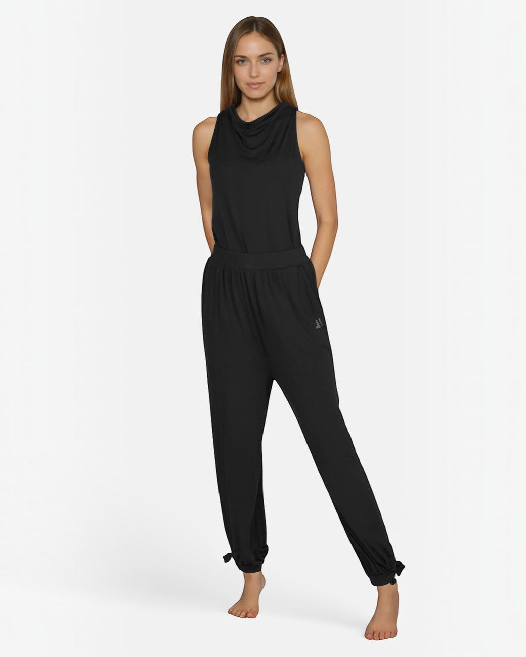 Model trägt schwarze greenyogashop Wide Pants Loops aus Bambusviskose mit elastischem Bund und Bündchen am Bein