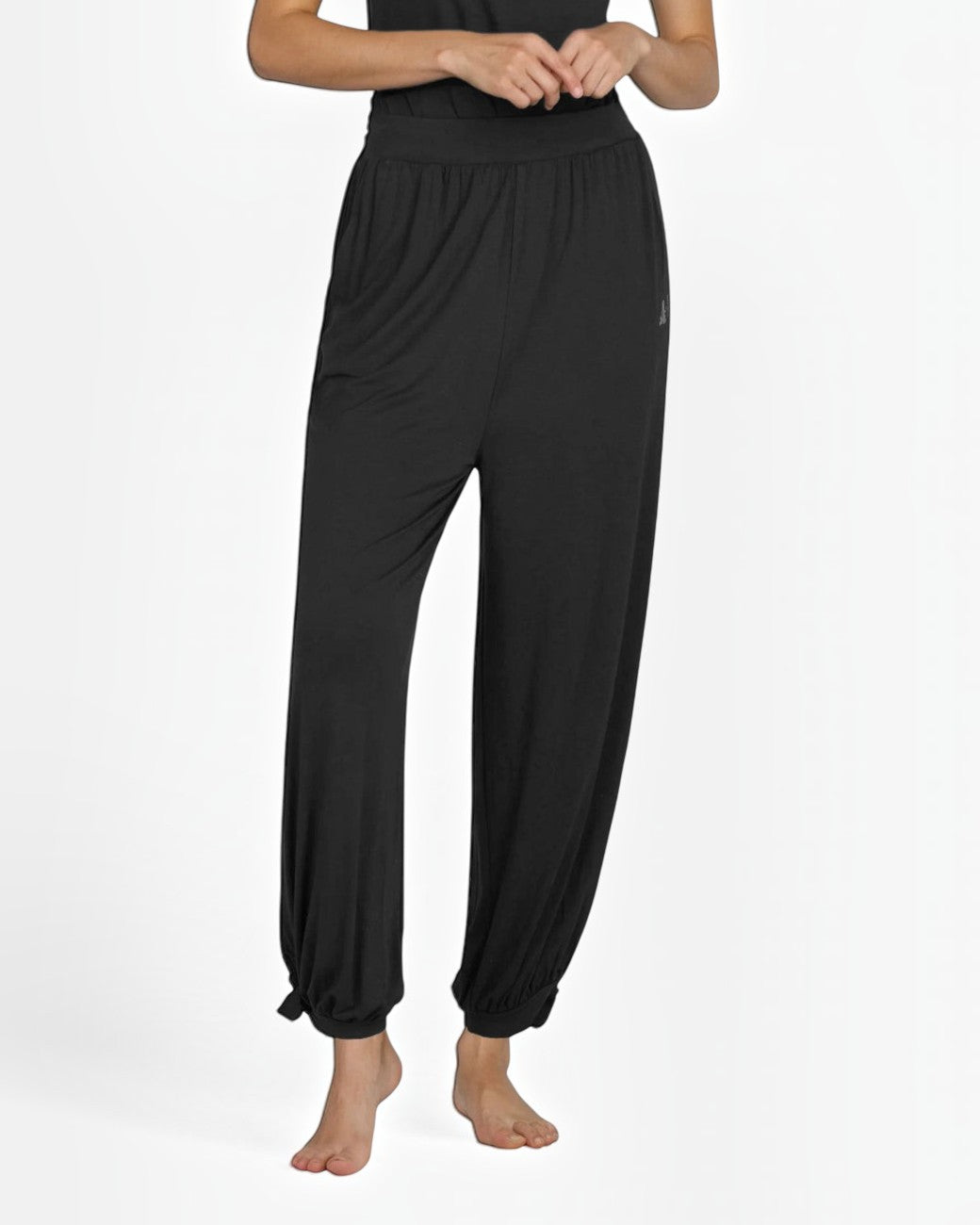 greenyogashop schwarze Wide Pants Loops aus Bambusviskose mit elastischem Bund, Tunnelzug und Bündchen am Bein