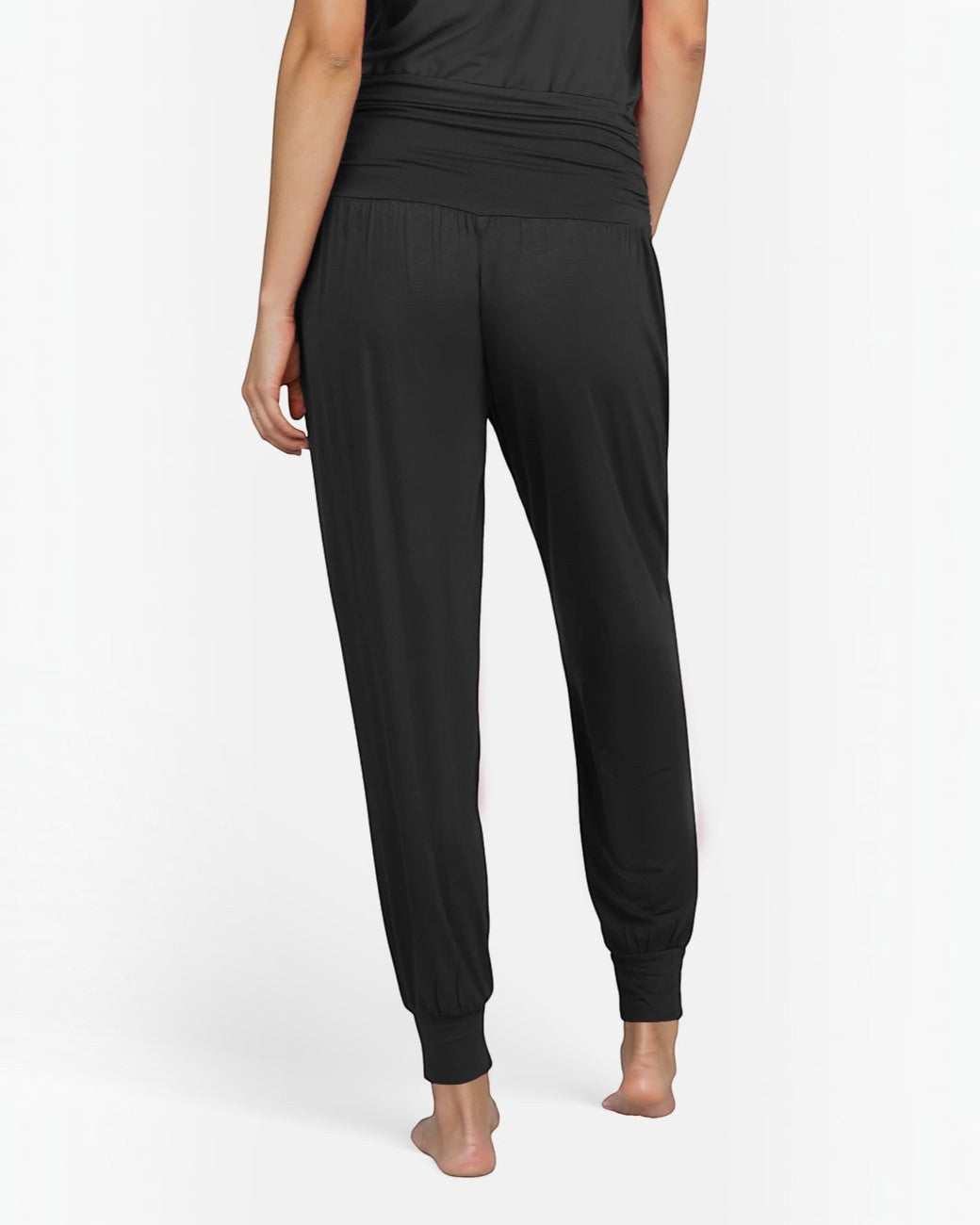 greenyogashop schwarze lange Yogahose Flow aus Bambusviskose mit breitem Bund und Bündchen am Bein, Rückansicht