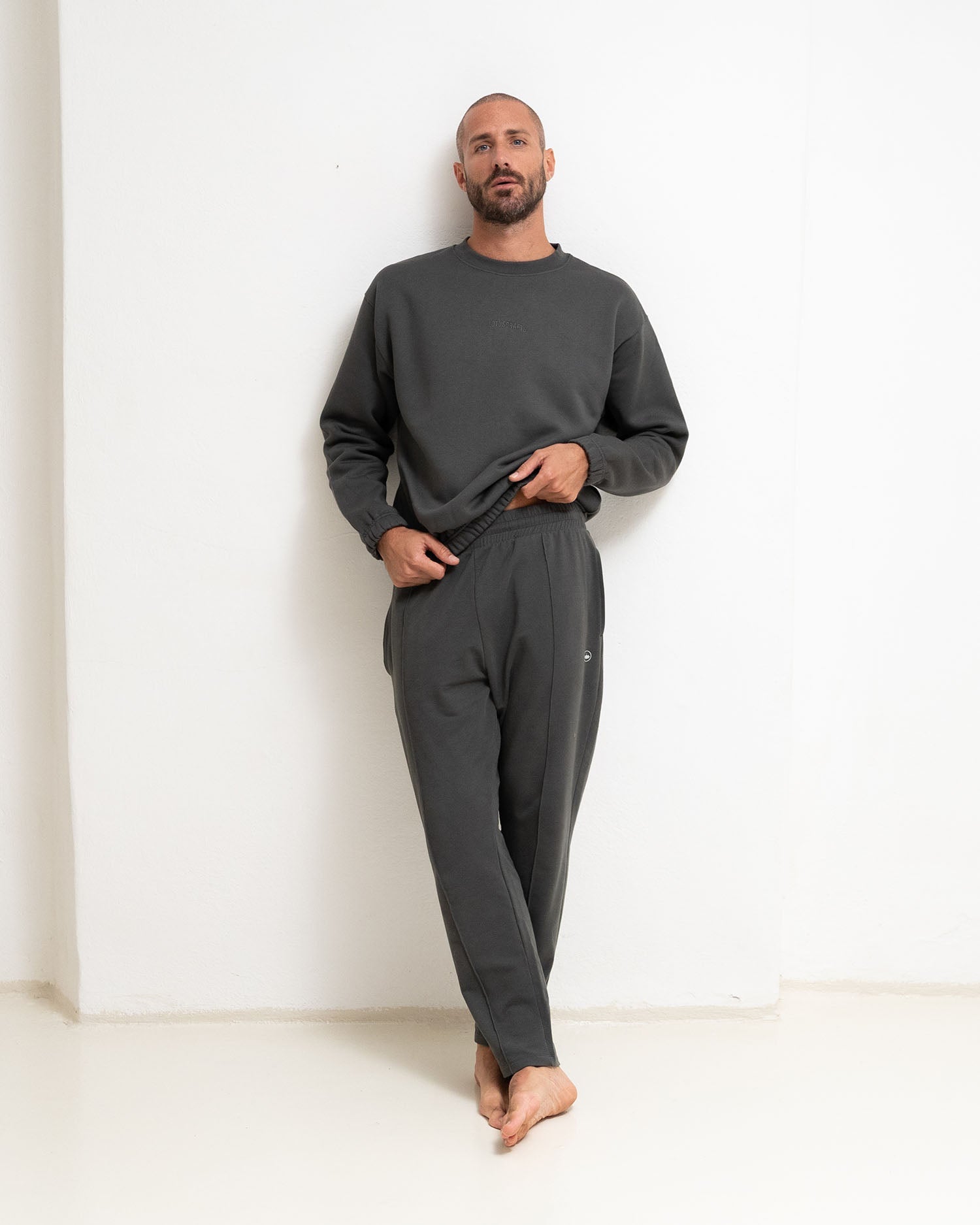 Anthrazit - Male Model stehend in Yoga Sweatshirt Anthracite Marshmallow