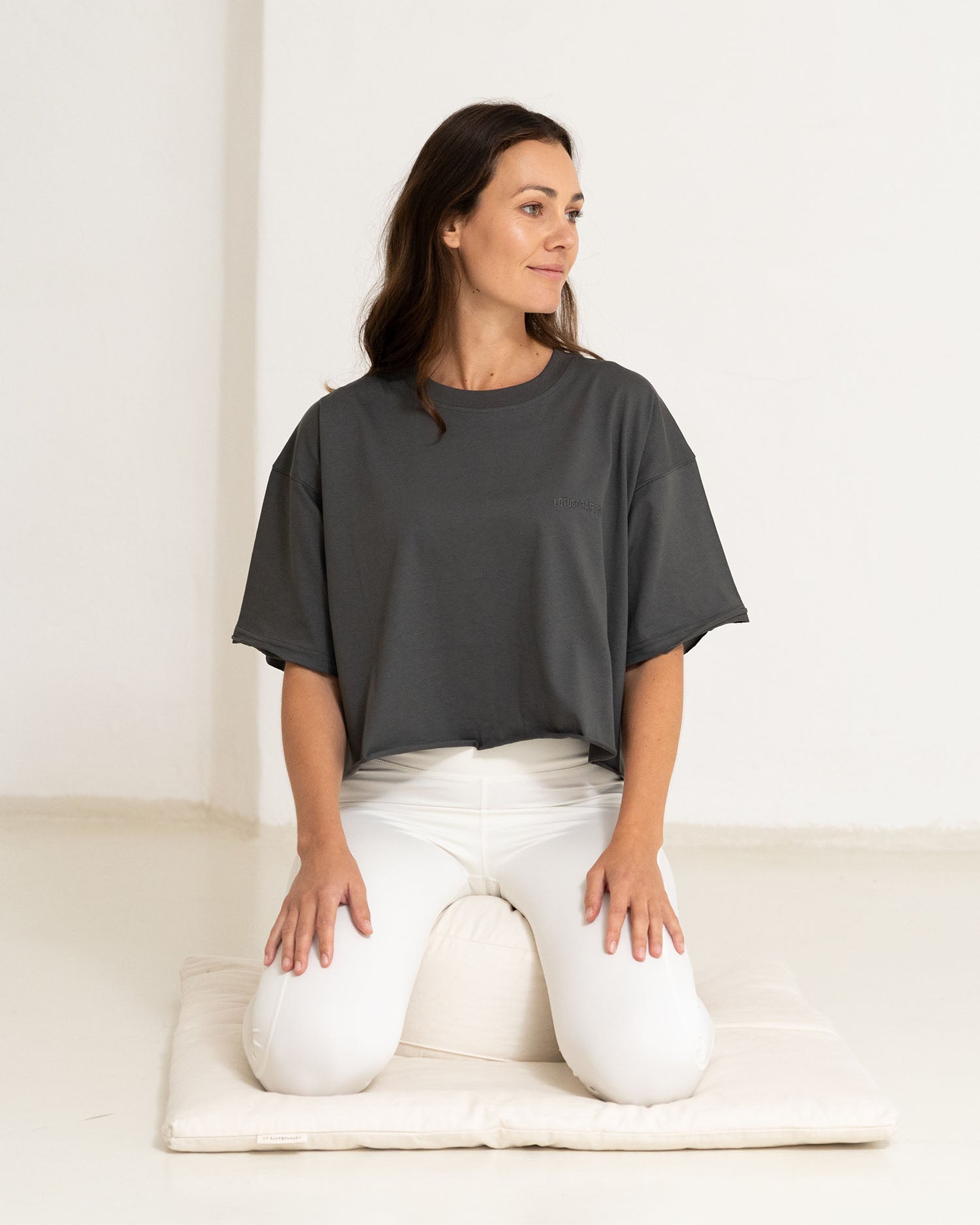 Anthrazit - Modell auf Meditationsmatte in Yoga Top Anthracite