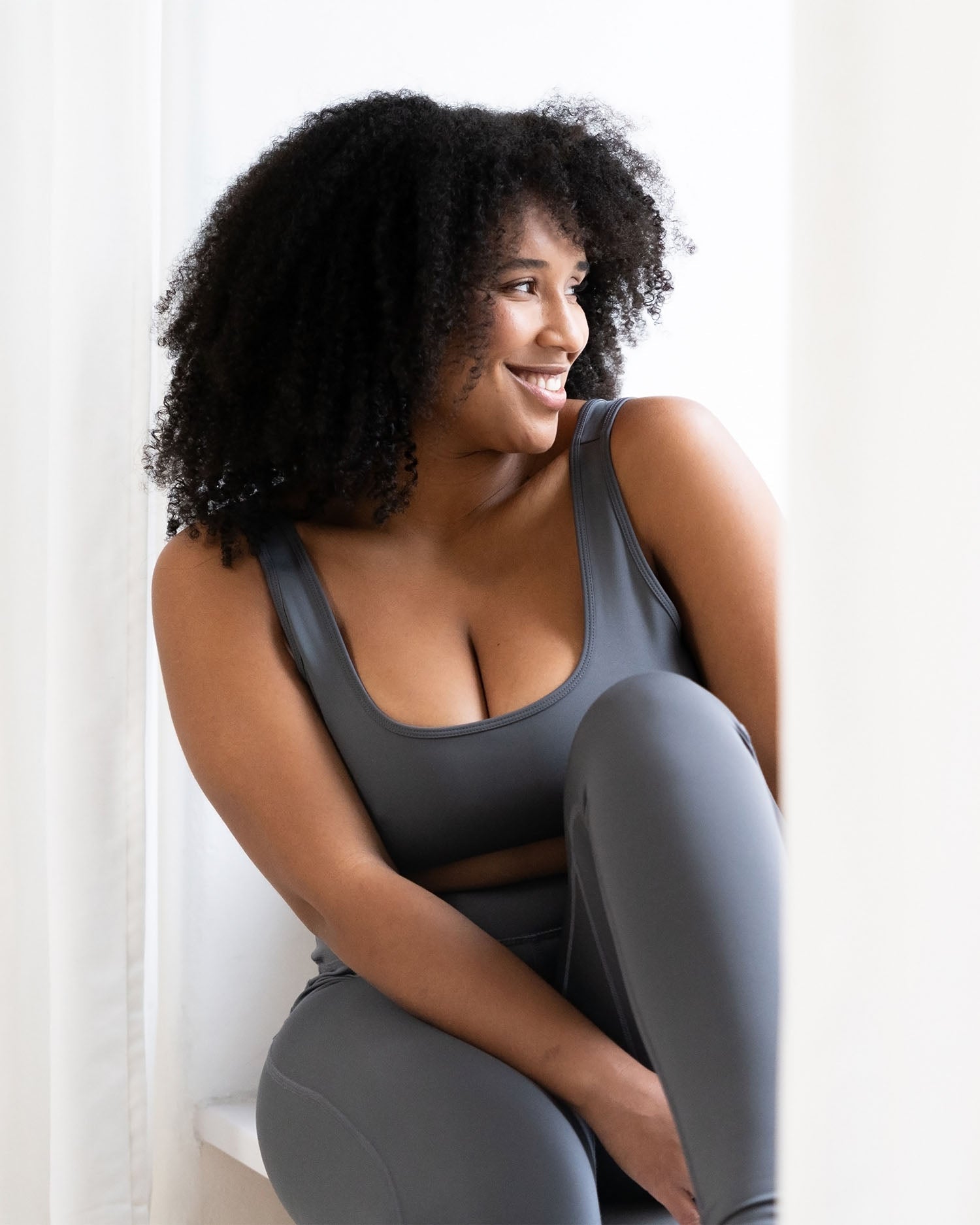 Anthrazit - Model Produktshot am Fenster in Yoga BH Anthracite