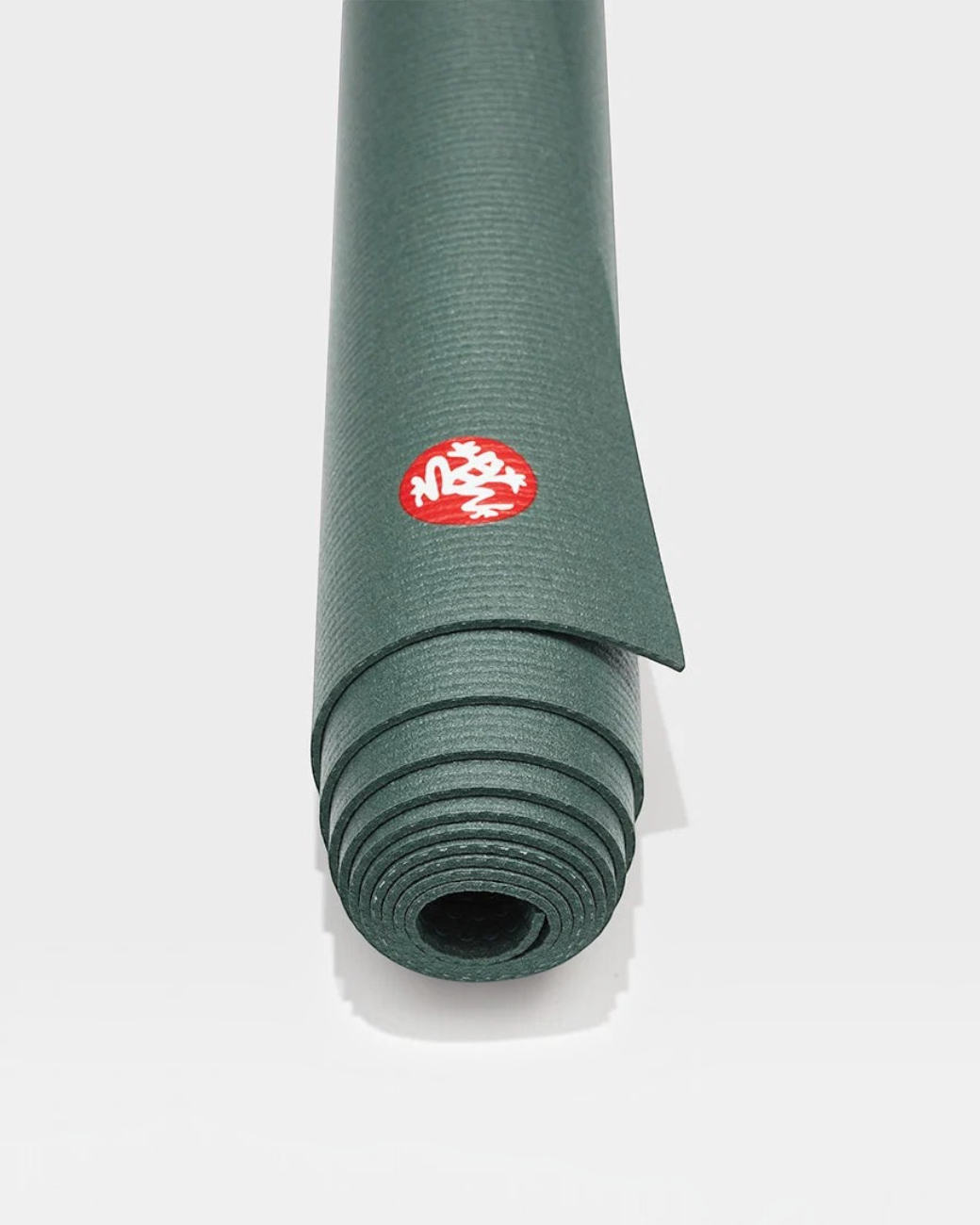 greenyogashop Manduka PRO Travel 2.0 Yogamatte in Black Sage, zusammengerollt mit Logo-Emblem