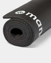 greenyogashop ENDURA Fitnessmatte in Schwarz, 10 mm dick, aufgerollt mit weißem Logo-Aufdruck