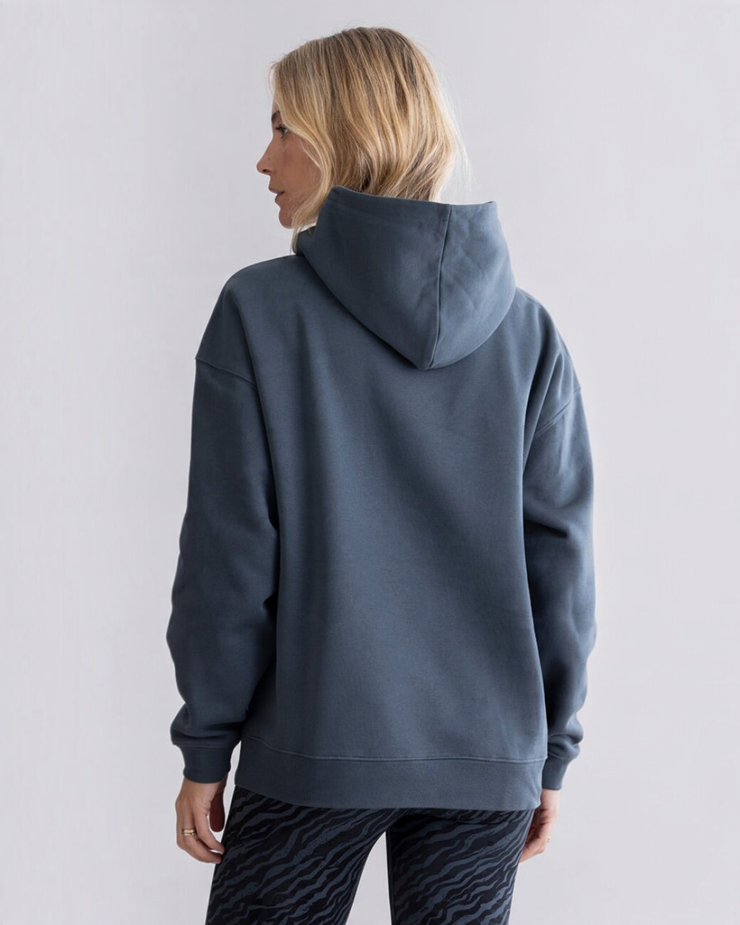 greenyogashop Oversized Hoodie in Teal mit Kapuze und weichem Baumwollmaterial, getragen von einer Frau von hinten