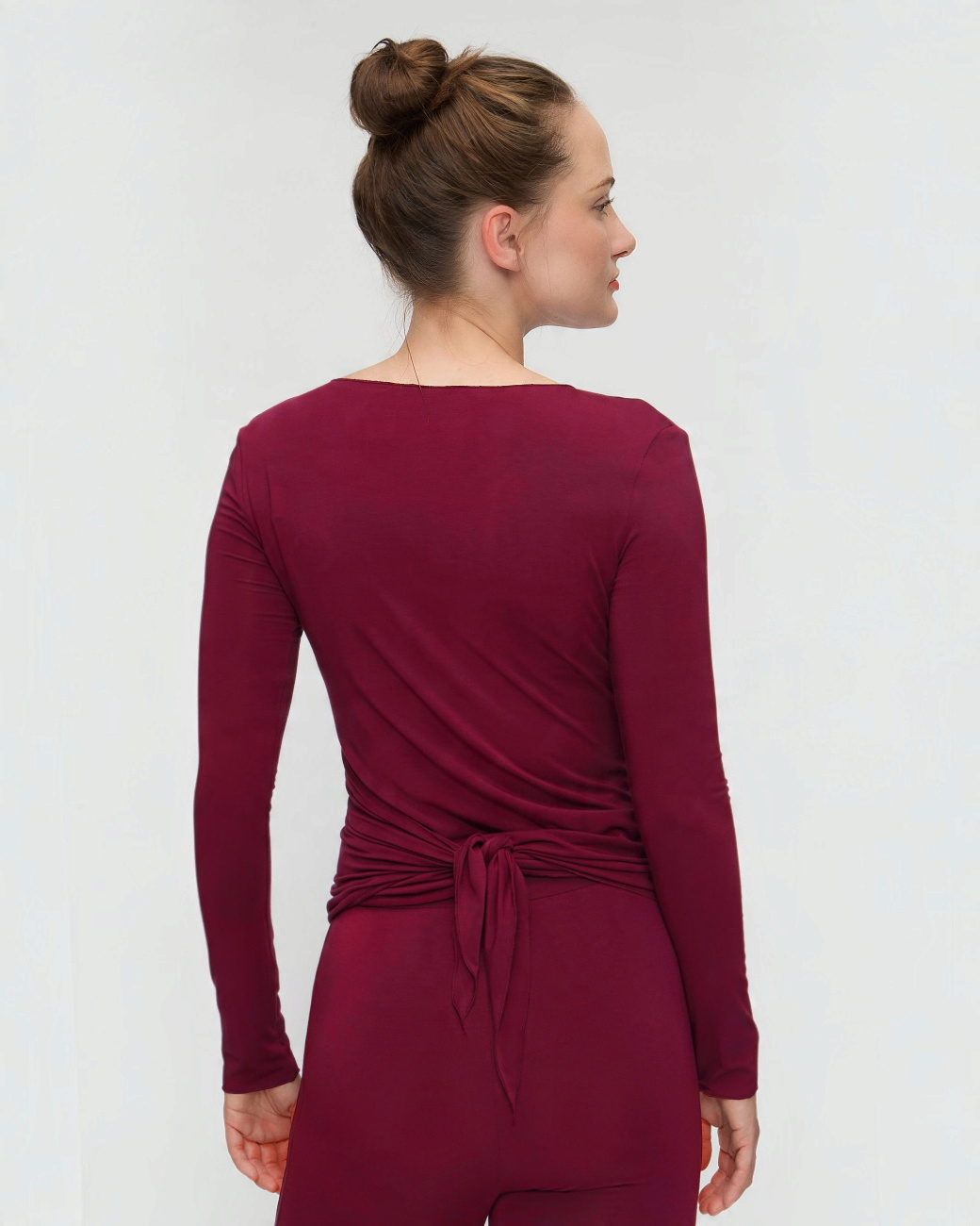 greenyogashop bordeauxfarbene Wickeljacke aus weichem Bambus-Viskose-Mix mit Bindegürtel, Rückansicht