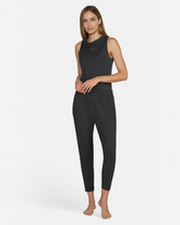 Model trägt ein schwarzes greenyogashop Top mit Wasserfallausschnitt aus weichem Bambus-Viskose-Mix