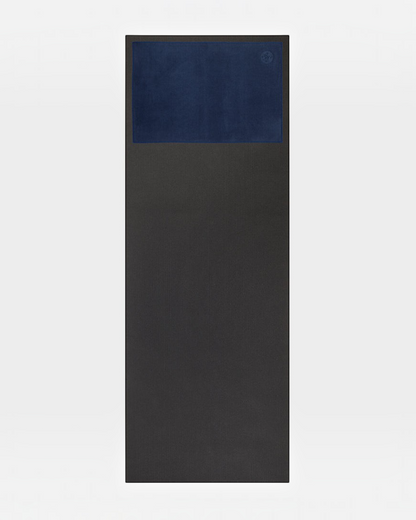 greenyogashop eQua 2.0 Handtuch in Midnight Blau auf einer schwarzen Yogamatte für besseren Grip und Hygiene