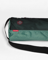 greenyogashop Manduka Yogatasche Breathe Easy in Salbeigrün mit schwarzem Mesh-Einsatz und verstellbarem Schultergurt