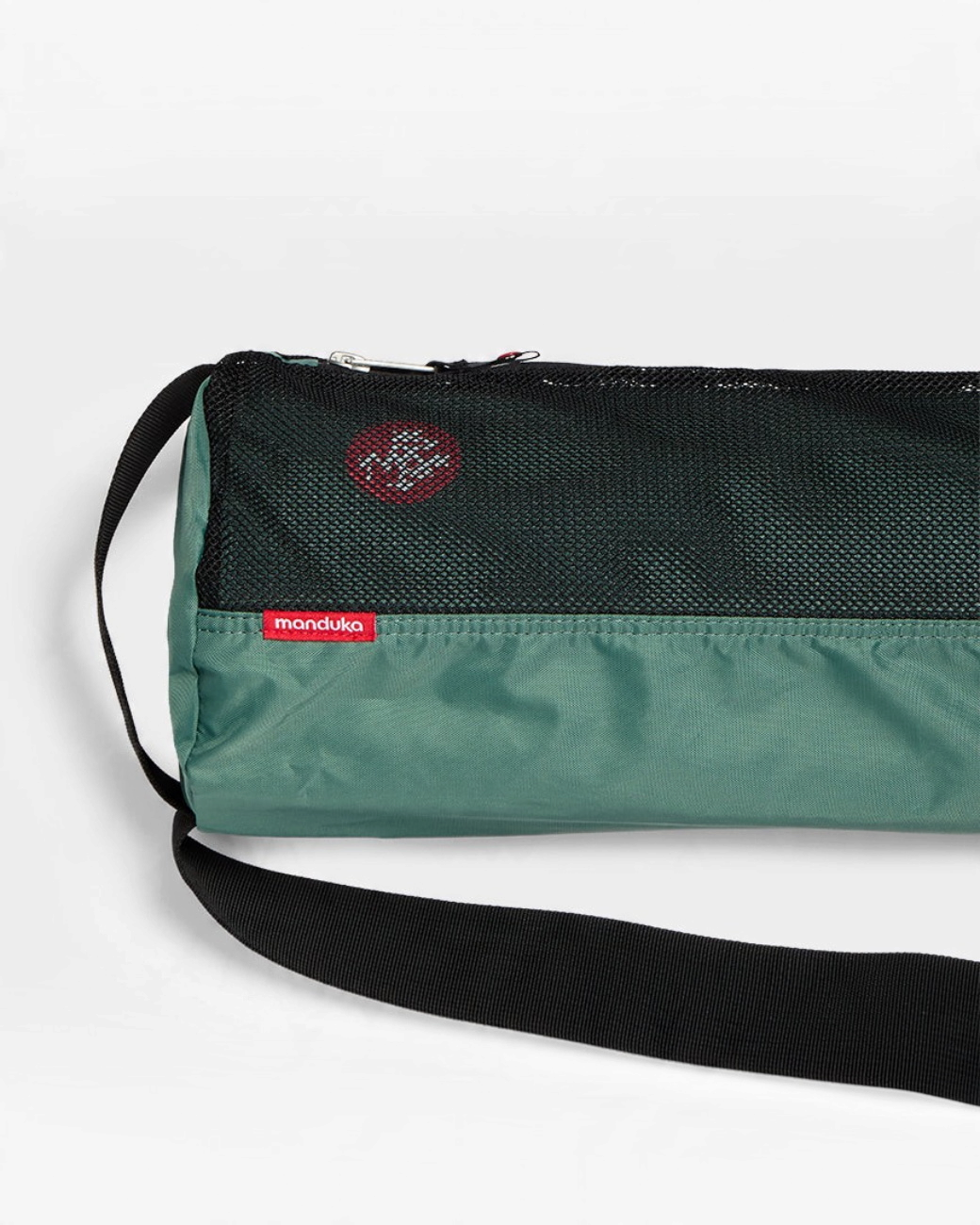 greenyogashop Manduka Yogatasche Breathe Easy in Salbeigrün mit schwarzem Mesh-Einsatz und verstellbarem Schultergurt