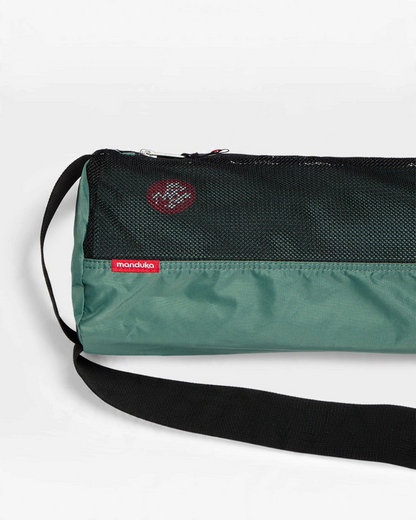 greenyogashop Manduka Yogatasche Breathe Easy in Salbeigrün mit schwarzem Mesh-Einsatz und verstellbarem Schultergurt