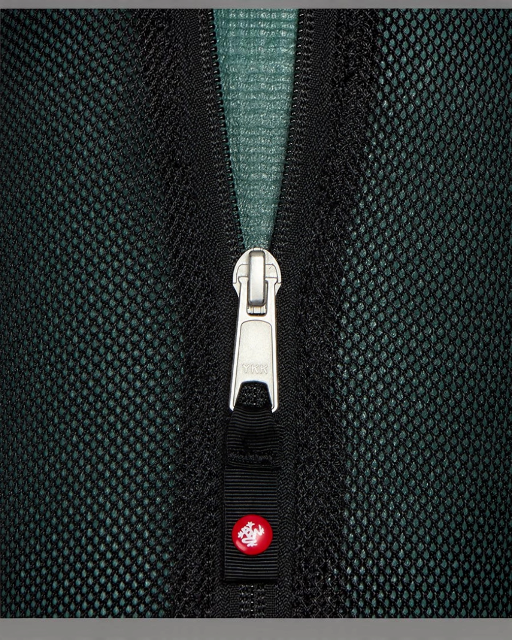 greenyogashop Manduka Breathe Easy Yogatasche in Salbeigrün mit schwarzem Mesh-Gewebe und silbernem YKK-Reißverschluss