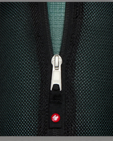 greenyogashop Manduka Breathe Easy Yogatasche in Salbeigrün mit schwarzem Mesh-Gewebe und silbernem YKK-Reißverschluss