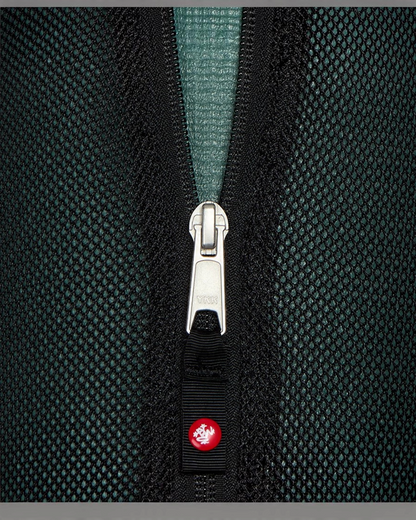 greenyogashop Manduka Breathe Easy Yogatasche in Salbeigrün mit schwarzem Mesh-Gewebe und silbernem YKK-Reißverschluss