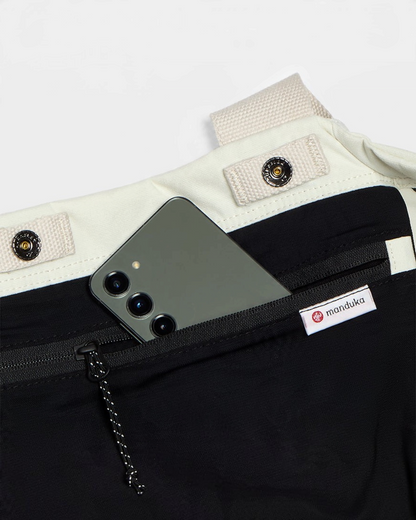 greenyogashop Kosha Carryall Tragetasche in Pearl mit schwarzer Reißverschluss-Innentasche und Smartphone
