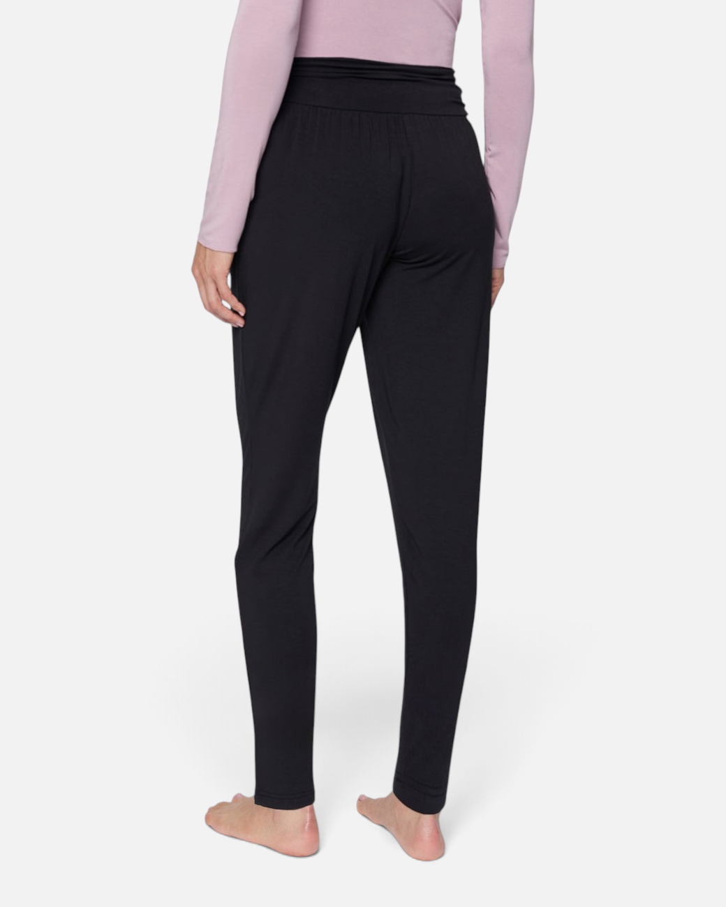 greenyogashop schwarze lockere Hose aus Bambusviskose mit Umschlagbund und Tapered Leg in der Rückansicht