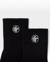 greenyogashop Equilibria Pilates Half Crew Socken in Schwarz mit gesticktem Frosch-Logo am Schaft