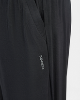 Schwarze greenyogashop Herrenhose aus weicher Bambusviskose mit praktischer Seitentasche und dezenter Logostickerei