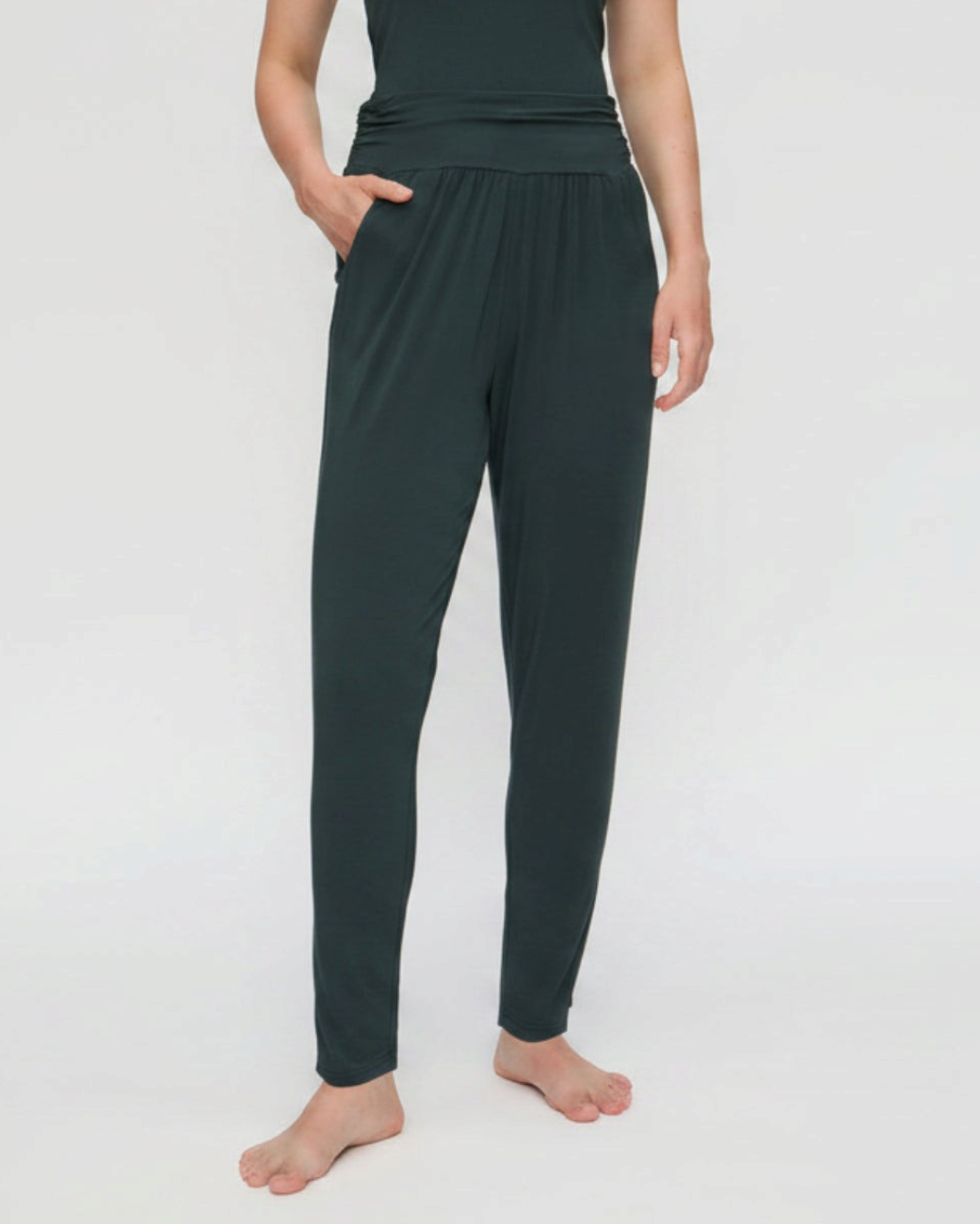 greenyogashop Long Pants Relaxed in Dunkelgrün aus weicher Bambusviskose mit elastischem Bund und Seitentaschen
