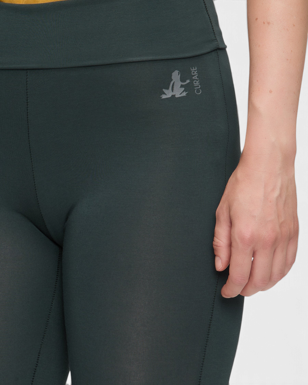 greenyogashop Classic Leggings in Dunkelgrün aus weicher Bambusviskose mit hohem Umschlagbund und Frosch-Logo