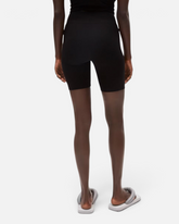 greenyogashop Nedaa Litaa Shorts in Schwarz aus Bio-Baumwolle, eng anliegende Passform, Rückansicht am Model