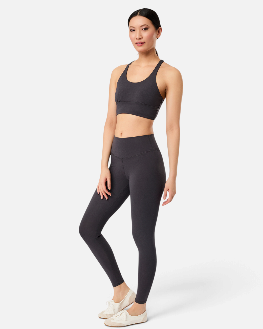 greenyogashop Best Loved Leggings in Onyx mit hoher Taille und 4-Wege-Stretch an einem Model