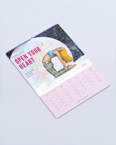 greenyogashop Yoga-Kalender 2027 mit illustrierter Februar-Seite, die eine Yoga-Pose vor einem Sternenhimmel zeigt