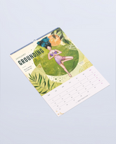 greenyogashop Yoga-Kalender 2027 mit illustrierter Januar-Seite, die eine Frau in Baum-Pose zeigt