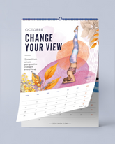 greenyogashop Yoga-Kalender 2027 mit einer Illustration einer Yoga-Übung im Kopfstand für den Monat Oktober