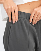 Anthrazit - Model Product Shot Detail Anthracite