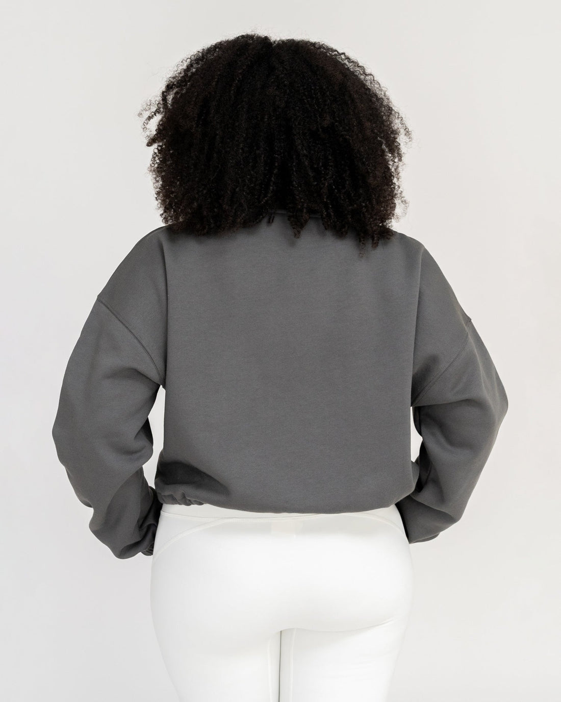 Anthrazit - Anthracite Model in cropped Yoga Sweater Rückseite