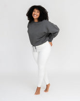 Anthrazit - Anthracite Model in cropped Yoga Sweater Ganzkörper Ansicht