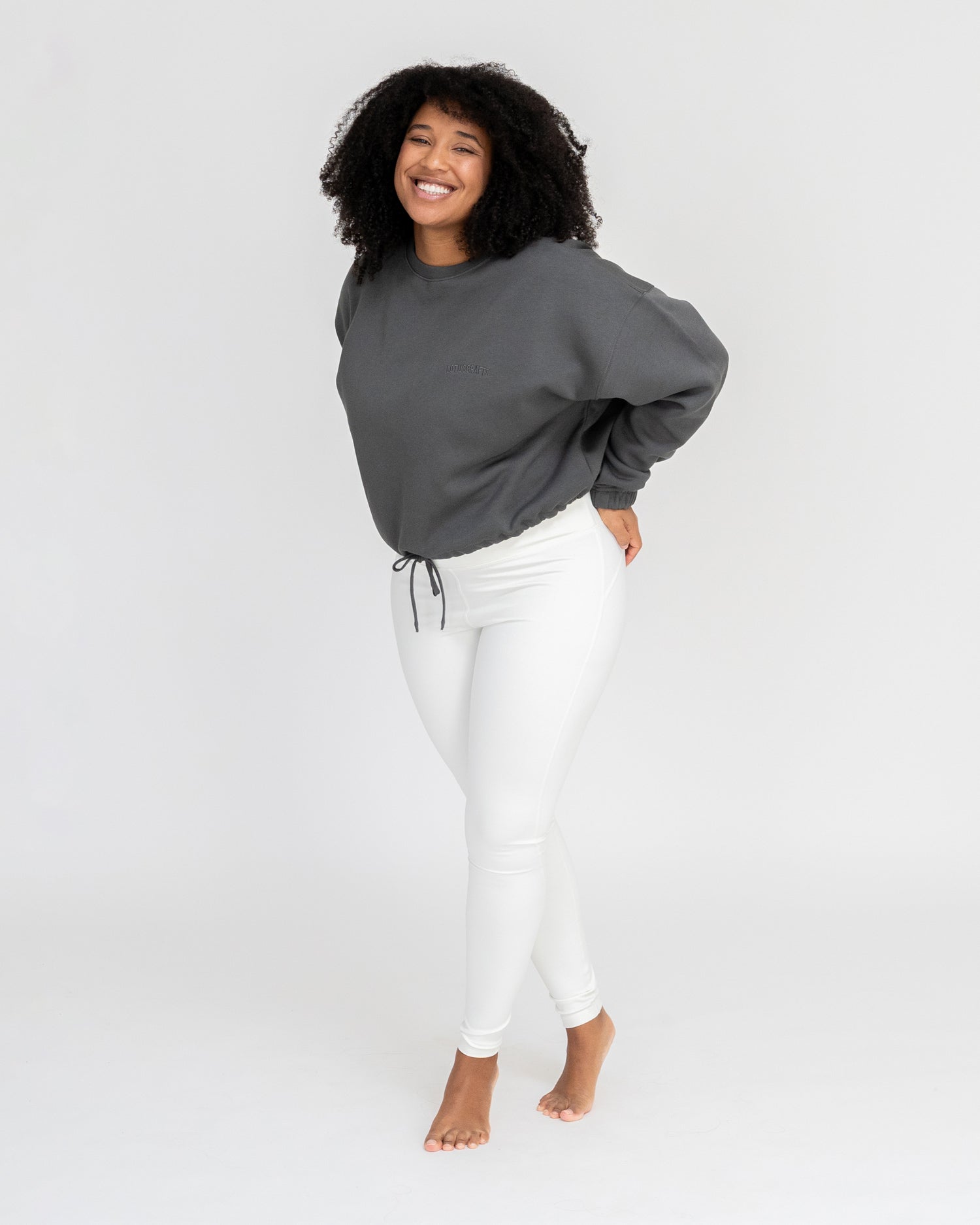 Anthrazit - Anthracite Model in cropped Yoga Sweater Ganzkörper Ansicht