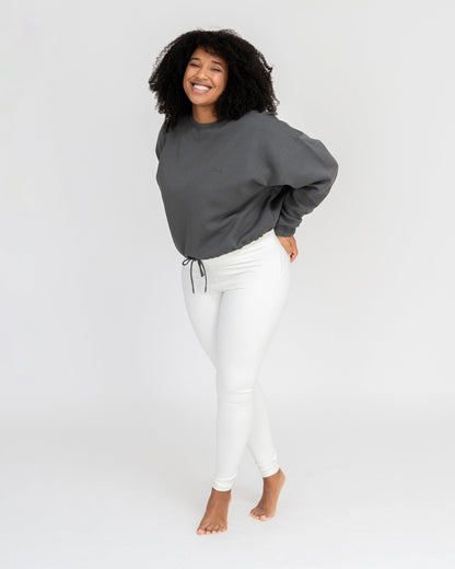 Anthrazit - Anthracite Model in cropped Yoga Sweater Ganzkörper Ansicht