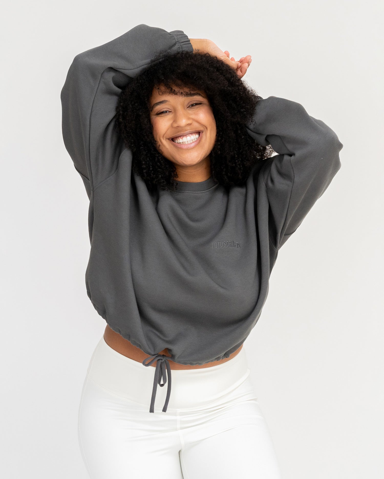 Anthrazit - Anthracite Model in cropped Sweater von Vorne