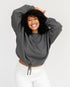 Anthrazit - Anthracite Model in cropped Sweater von Vorne