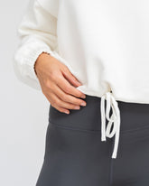 Marshmallow - Model in cropped Yoga Sweater Detail Ansicht Bund Schnürung