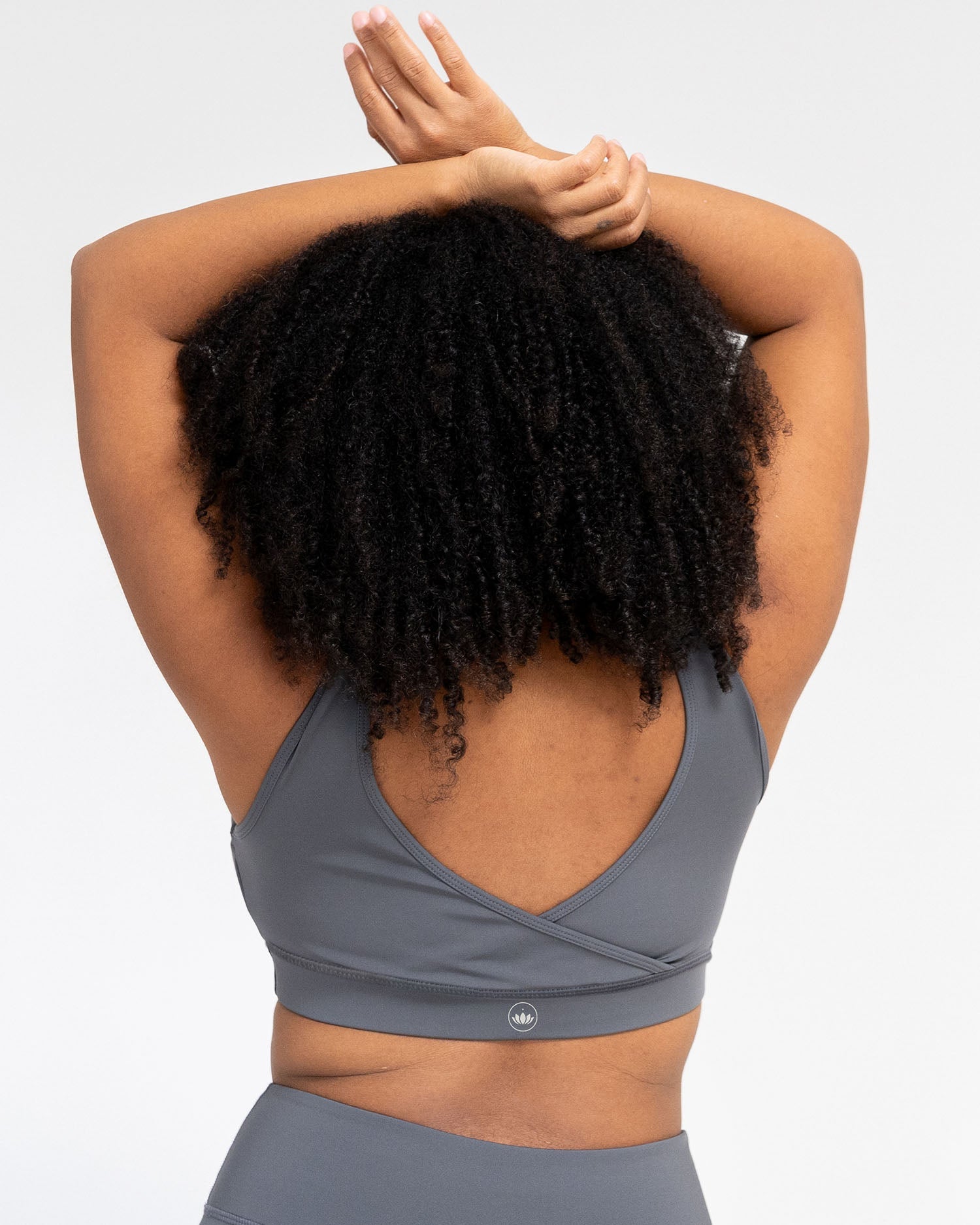 Anthrazit - Model Produktshot Rücken in Yoga BH Anthracite